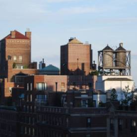 Rooftop_water_towers_on_New_York_apartment_buildings